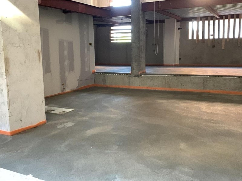 Aplicación de autonivelante en todo el bajo