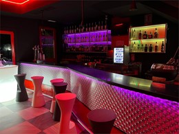 Diseño de barra y trasbarra con iluminación según diseño