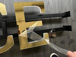 Diseño y Fabricación de rotulo con frente en metacrilato espejo oro
