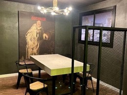 Fabricación de mesa, Bastidores con lienzos en pared e iluminación 