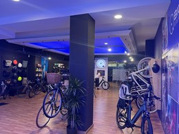 Iluminación con proyectores reforzando punto de venta