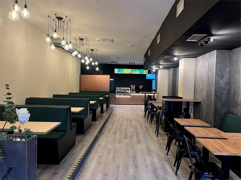 Iluminación según diseño, fabricación de sillones tapizados, 