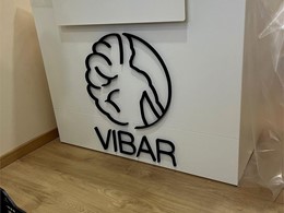 Instalación de piezas cortadas en cnc, pintadas e instaladas en mostrador