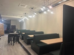 Instalación de tarima, y restauración de falso techo, acabado final blanco 