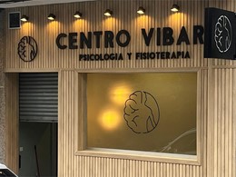 Instalación de vinilos en cristales, iluminación según diseño O. de Arte