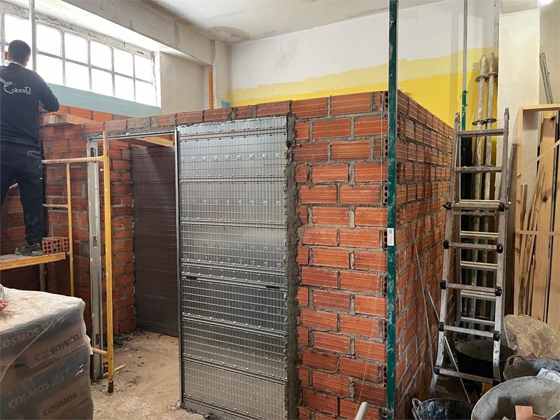 Levantamiento de ladrillo y caseta para puerta corredera