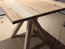 MESA CON PATAS CRUZADAS