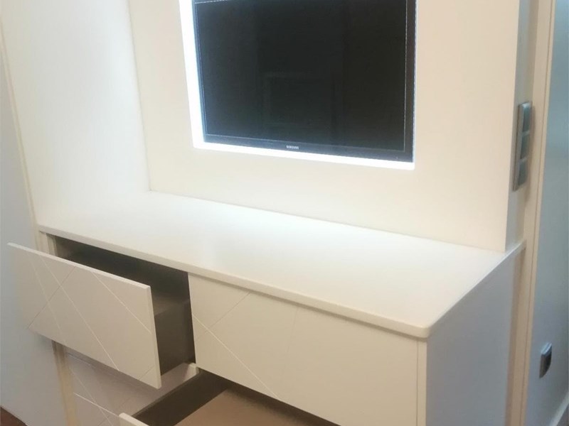 mueble-a-medida-tv-y-panel-en-pared_img195391PICt3m0