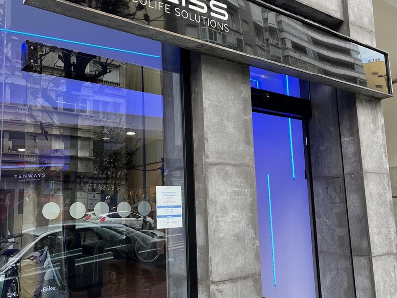 panelación de fachada y cierre acristalado, rotulo en composite