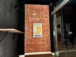 Panelación de pared y fabricación de logotipo en piedra y relieve