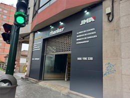 Panelación en panel composite de 4 mm y corte de letras en pvc 