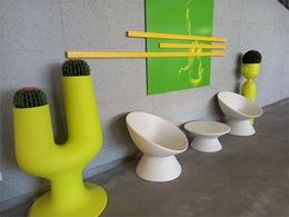 Piezas decorativas , sillón y mesa baja