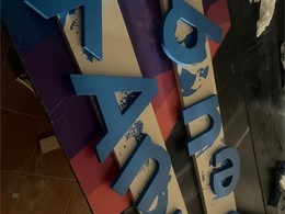 Pintura de letras en color corporativo