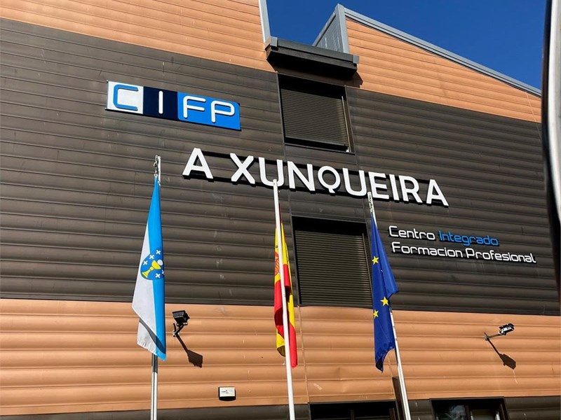 Pintura en fachada y letras de aluminio