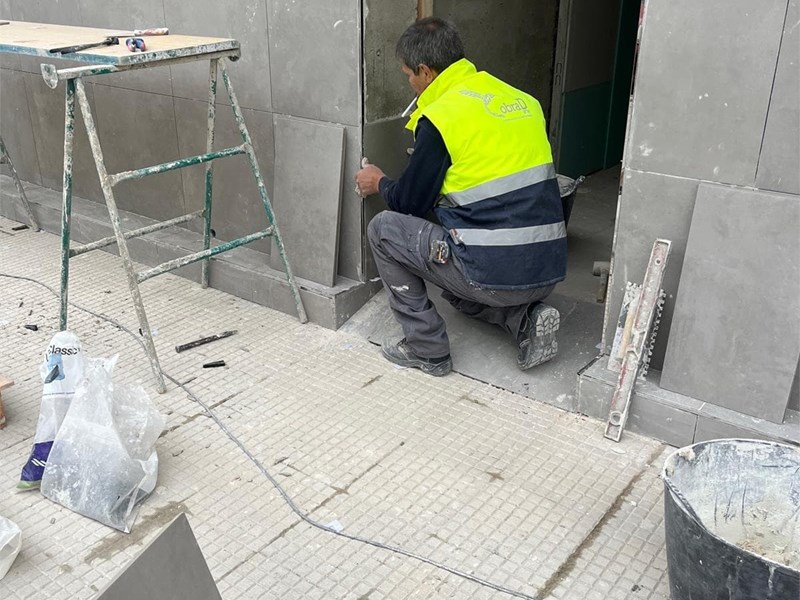 Remates en fachada de Plaqueta