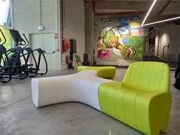 Sillón con amplias formas adaptables y colores corporativos