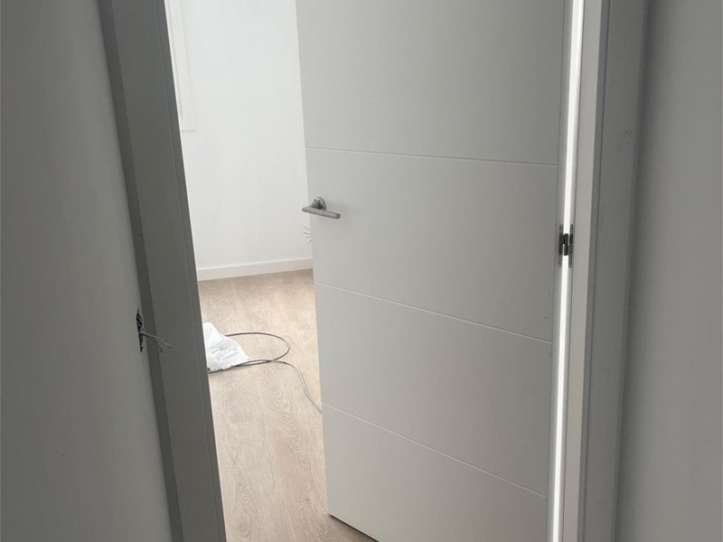 Suministro e instalación de puertas en dm lacado