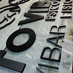 Corte de letras en cnc y pintadas en color corporativo