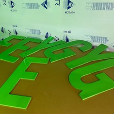 Corte de piezas en cnc en taller y pintadas