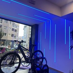 Diseño de escaparate con perfilería e iluminación led