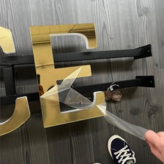 Diseño y Fabricación de rotulo con frente en metacrilato espejo oro