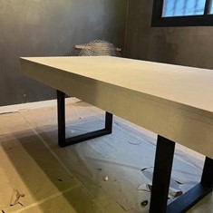Fabricación de mesa a medida en melamina y tubo cuadrado pintado