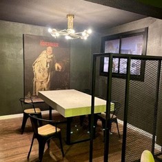 Fabricación de mesa, Bastidores con lienzos en pared e iluminación 