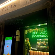 Fabricación de rótulos en madera calada y neón led