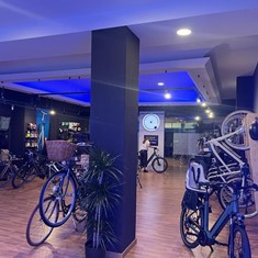 Iluminación con proyectores reforzando punto de venta
