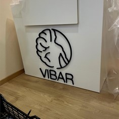Instalación de piezas cortadas en cnc, pintadas e instaladas en mostrador