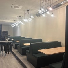 Instalación de tarima, y restauración de falso techo, acabado final blanco 