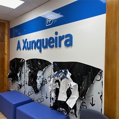 Letras en pvc cortadas en cnc y pintadas en color corporativo