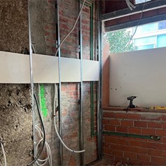 Levantamiento de ladrillo, e instalación de instalación eléctrica