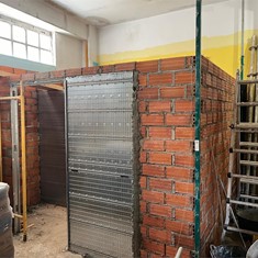 Levantamiento de ladrillo y caseta para puerta corredera