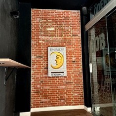 Panelación de pared y fabricación de logotipo en piedra y relieve