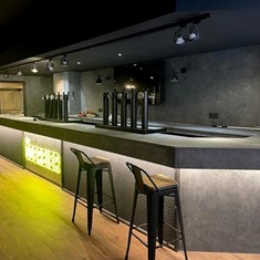 Panelación de paredes y barra, con iluminación según proyecto