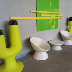 Piezas decorativas , sillón y mesa baja