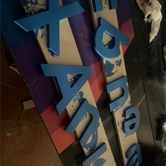 Pintura de letras en color corporativo