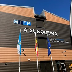 Pintura en fachada y letras de aluminio