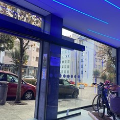 Puerta corredera adaptada a diseño realizado por obra de arte