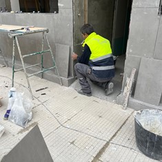 Remates en fachada de Plaqueta