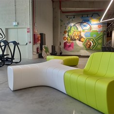 Sillón con amplias formas adaptables y colores corporativos