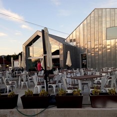 Suministro de mesas y sillas en exclusiva