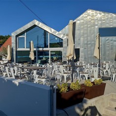 Suministro de mesas y sillas