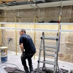 Suministro e instalación de baldas con iluminación leds
