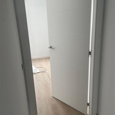 Suministro e instalación de puertas en dm lacado